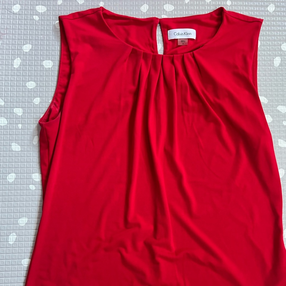 Calvin Klein women’s suiting - Pleated Front Crew Neck Sleeveless Top